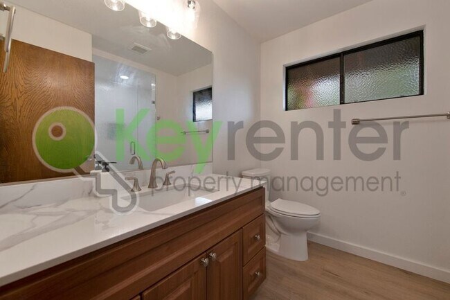 Building Photo - 9635 Oak Leaf Way