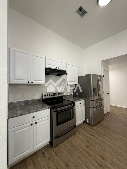 Building Photo - 5215 Fountain Lake Dr