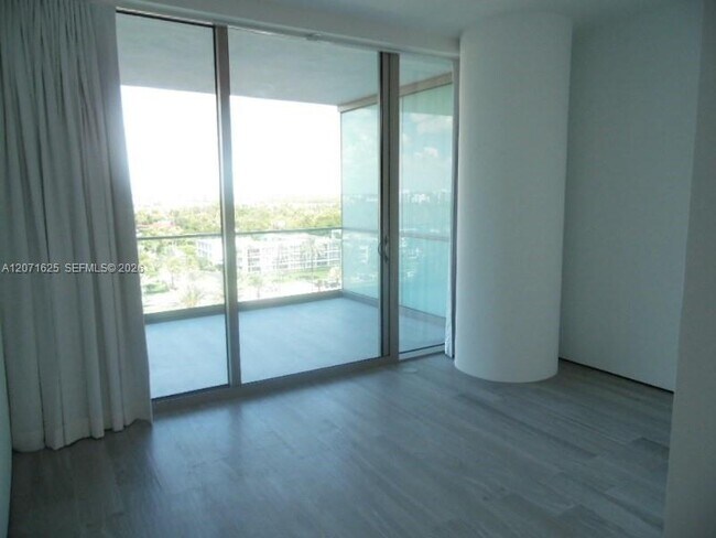 Building Photo - 10201 Collins Ave