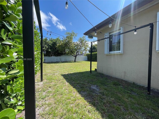 Building Photo - 557 De Leon Dr