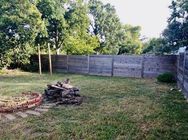 Building Photo - 6900 Manor Rd