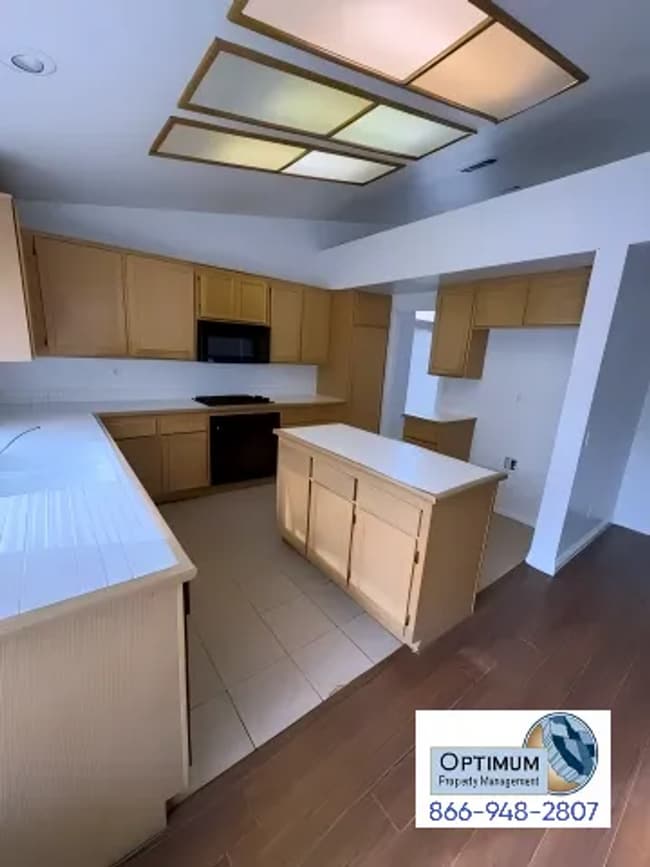 Building Photo - Beautiful 3 Bedroom, 2 Bathroom Home with Versatile Living Spaces