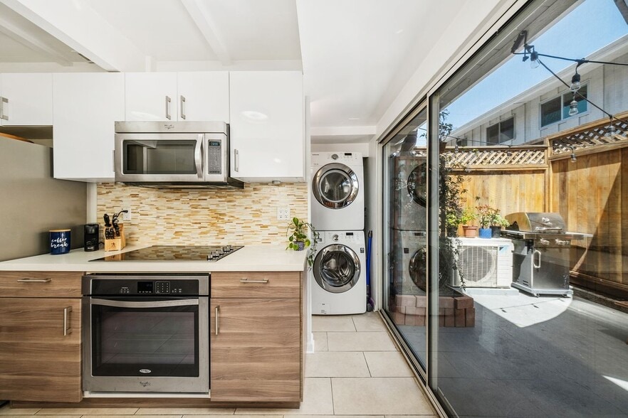Laundry area tucked behind kitchen - 4040 Grand View Blvd