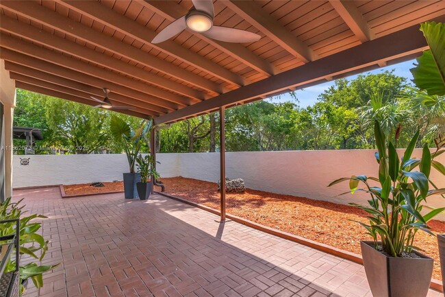 Building Photo - 9131 Fontainebleau Blvd