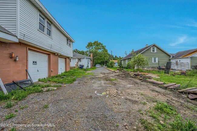 Building Photo - 664 Laurel Dr