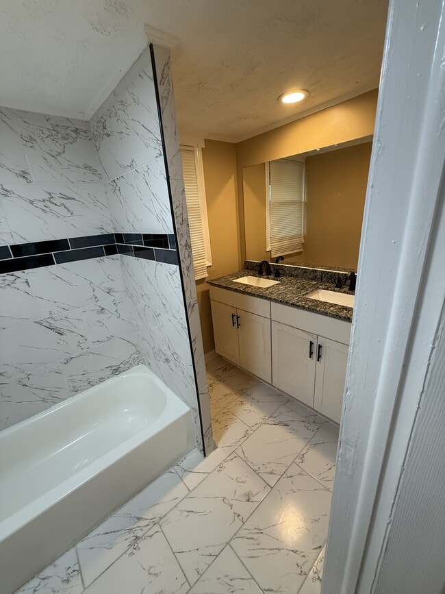 Building Photo - 91 Munson Dr