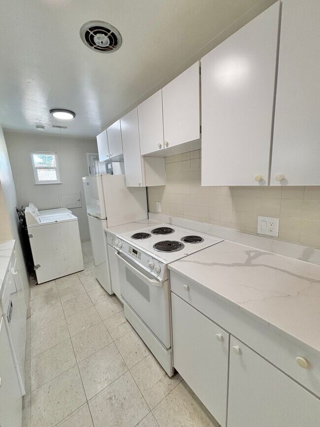 Building Photo - Prime Location! 1BR Bungalow Near DU, Light Rail & Porter Hospital — Available Now!!