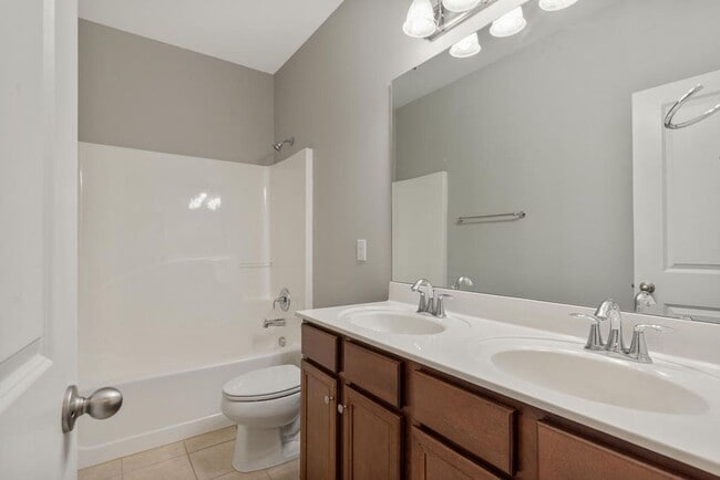 Building Photo - End Unit Townhome Available in Apex!