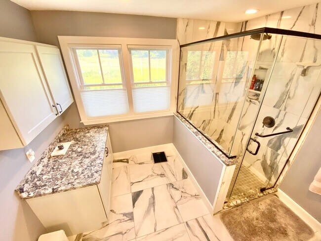 Building Photo - 3 Bedroom Home South Burlington Available ...