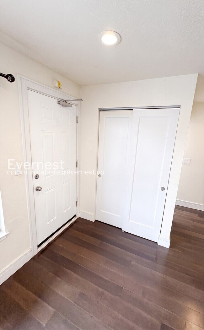 Building Photo - 1-Bed/1-Bath Condo/Voucher Accepted/Available Now!