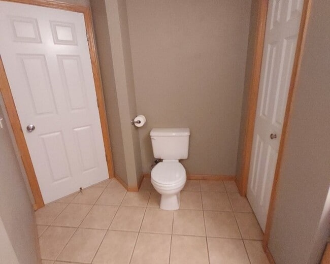 Building Photo - 2 Bedroom 1.5 Bathroom End Unit Townhome in Hudson