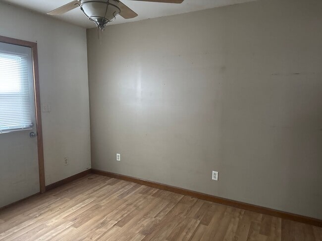 Building Photo - 907 N Daniels Ave