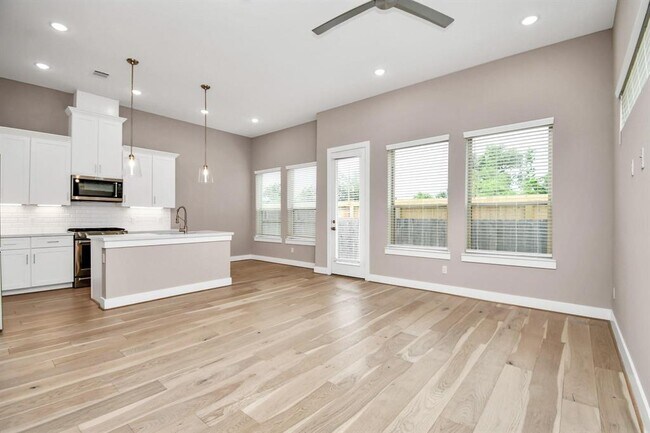 Building Photo - 314 Queen Sude Ln