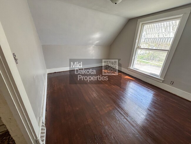 Building Photo - 502 E 3rd-6 bedroom, 2 bathroom house
