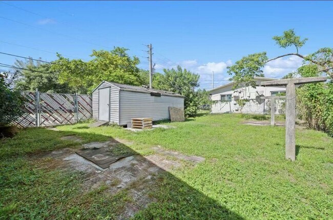 Building Photo - 5749 Buchanan St