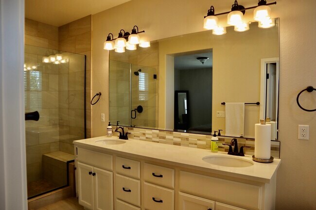 Building Photo - 3281 Crocker Dr
