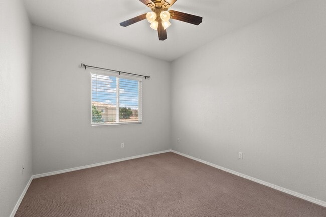 Building Photo - Upscale Condo | 3 Bed / 2 Bath | Garage | ...