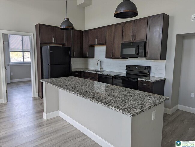 Building Photo - 216 Penn St