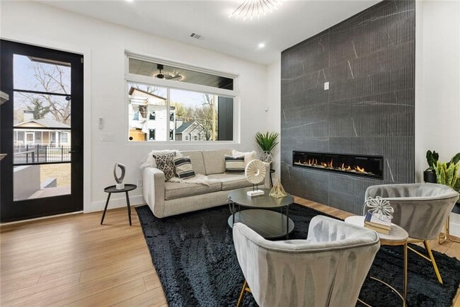 Building Photo - 582 Hope St SW