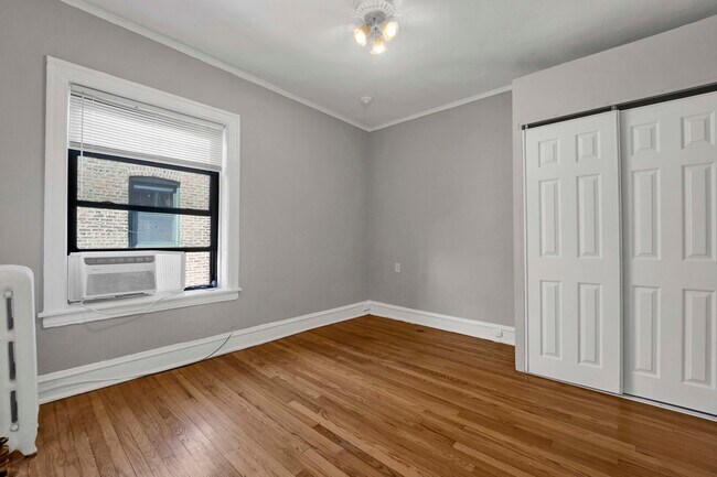 Building Photo - 1239 W Greenleaf Ave