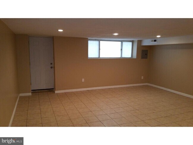 Building Photo - 9960 Woodfern Rd
