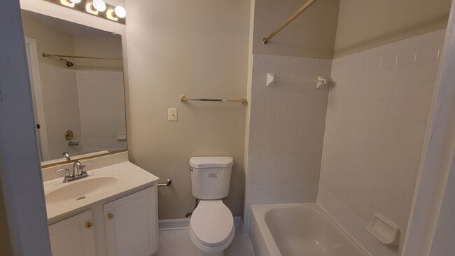 Building Photo - Stunning and Spacious 5 Bed 4 Bath Colonia...