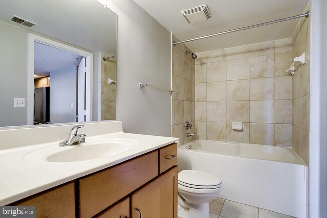 Building Photo - 2220 Fairfax Dr