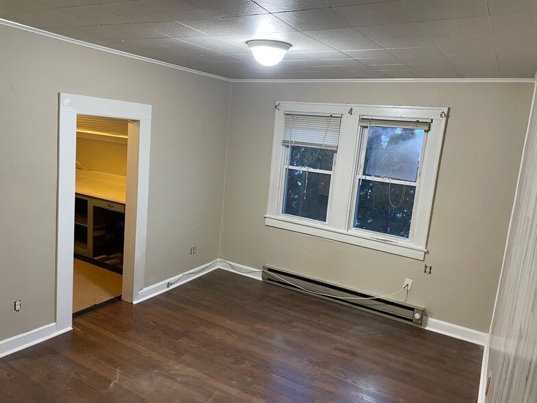 Living room - 42 Beach Ave