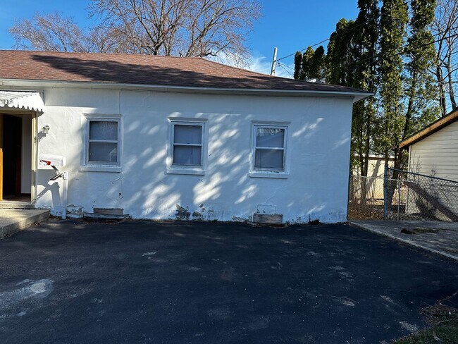 Building Photo - Pet Friendly 2 Bedroom in Delavan with Lar...