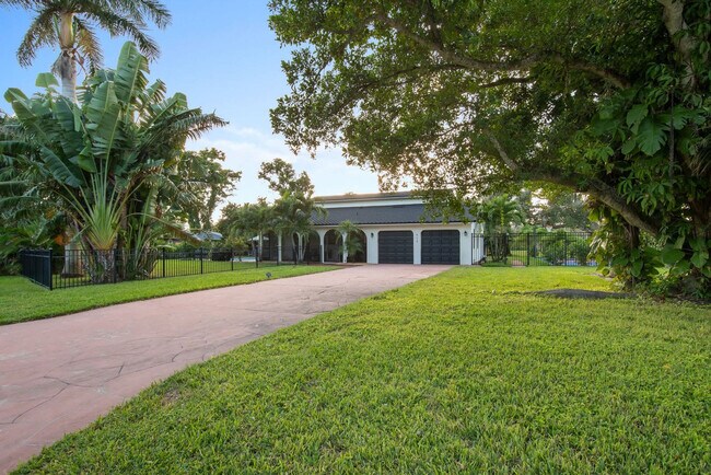 Building Photo - 612 Montezuma Dr