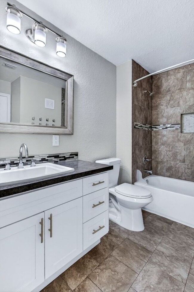 Building Photo - Immaculately updated 3/2.5 Three-Story Maitland Condo in Visconti!