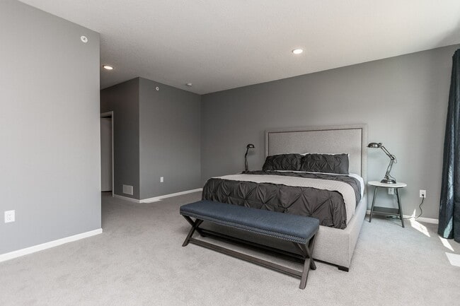 Building Photo - Fully Furnished Townhome Blocks Away From Downtown, Flexible Leasing Terms!