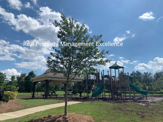 Building Photo - Gorgeous End-Unit TH In Desired Cary Location, Apply Now!