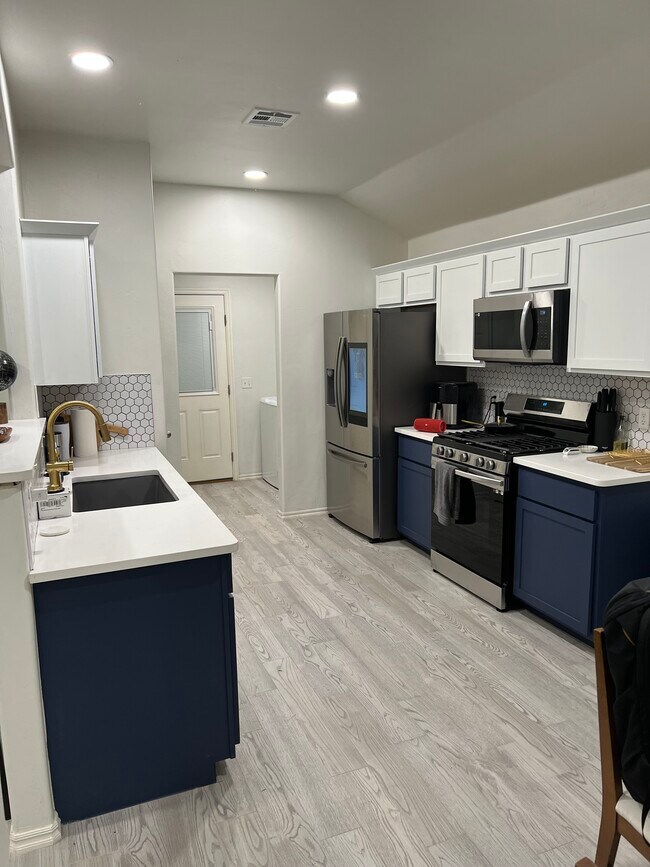 Building Photo - 6141 Courtyards Ct