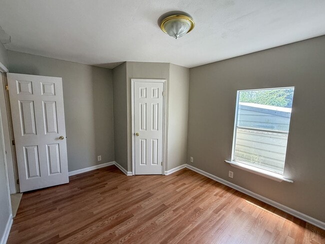 Building Photo - 3 bedroom 2 bath mobile home with tons of ...
