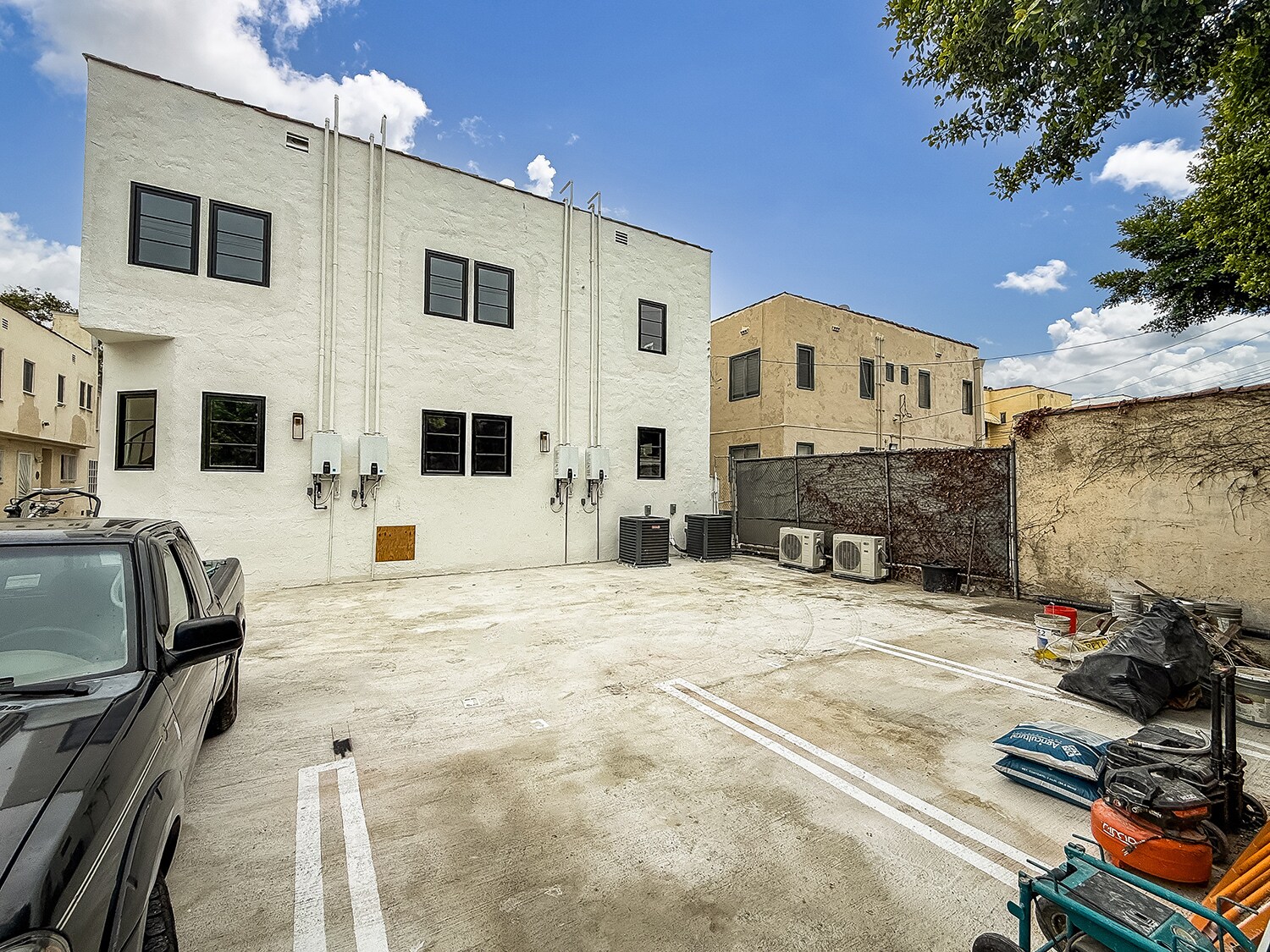 Building Photo - 150 N Arnaz Dr