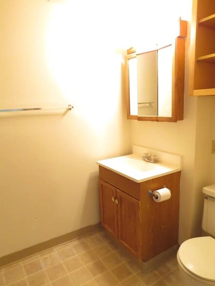 Building Photo - 607 E Dayton St