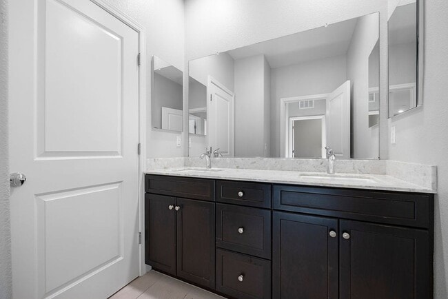 Building Photo - 5Bed/3Ba Home in Quiet Hayward Community w...