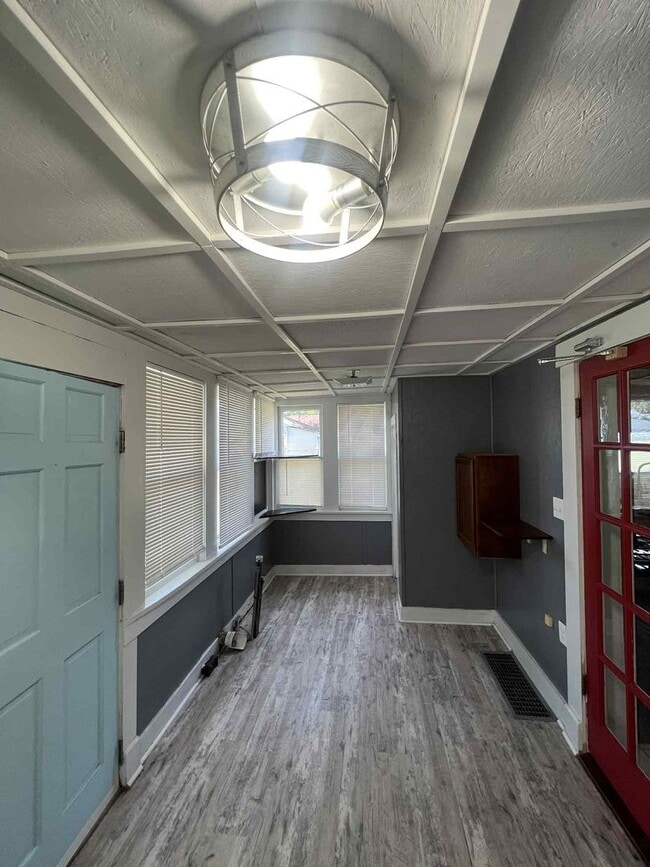 Building Photo - Charming 3 bedroom / 2 bathroom home with ...