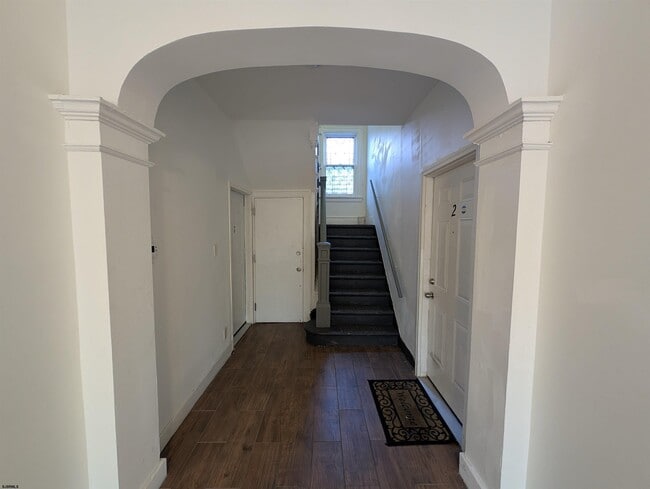 Building Photo - 105 S Albion Pl