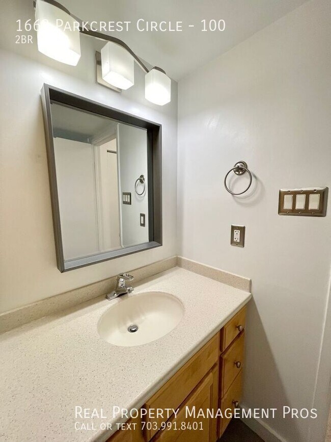 Building Photo - 1663 Parkcrest Cir