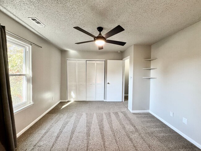 Building Photo - Freshly painted & Available NOW! Tri-Level...