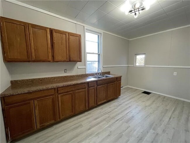 Building Photo - 405 Sumner Ave