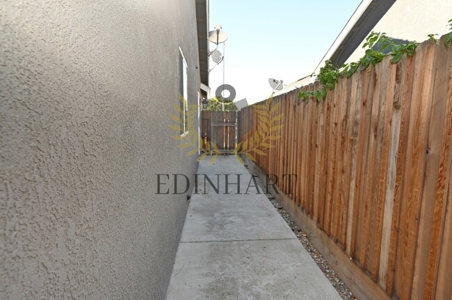 Building Photo - 5825 W Wathen Ave
