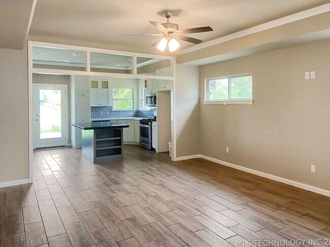 Building Photo - Stunning New Construction in Broken Arrow!