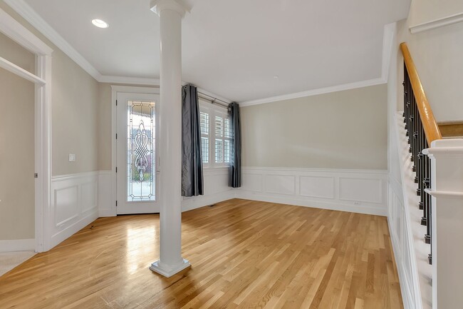 Building Photo - Must see in beautiful Redmond neighborhood
