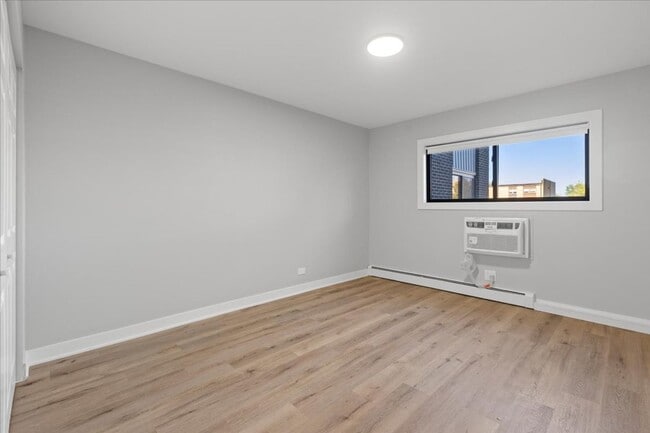 Building Photo - Luxury One Bedroom - Completely Renovated
