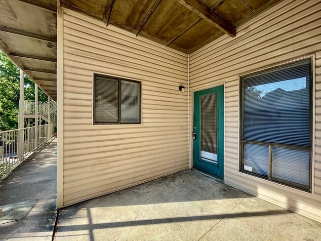 Building Photo - 2/2 Condo, Blocks from Campus and Downtown - Water and Trash Included!