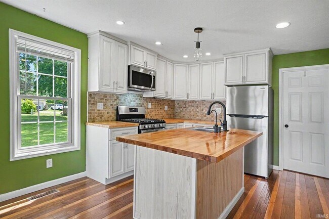 Building Photo - Completely remodeled home located on the north side of South Bend