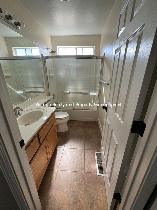 Building Photo - Ready To Go Top Of The Line 4 Bedroom Two Story Home!!!